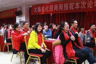 歡歌載舞慶年會(huì)，火爆人齊聚樂語(yǔ)開懷！