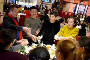 何總與食品網(wǎng)業(yè)務(wù)共享暢飲之樂！
