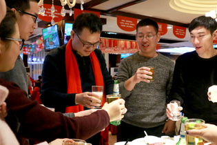 董總與火爆人端起酒杯共同慶祝九年盛典!