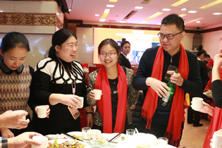 火爆網(wǎng)董總與好酒網(wǎng)技術(shù)舉杯共飲笑開顏！