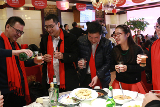 火爆網(wǎng)董總與農(nóng)化網(wǎng)技術(shù)舉杯慶年會(huì)！