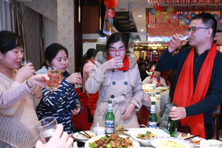 火爆網(wǎng)董總與辦公室美女們飲酒話未來！