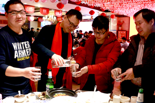 火爆網(wǎng)董總為獸藥飼料網(wǎng)員工斟酒鼓勁！
