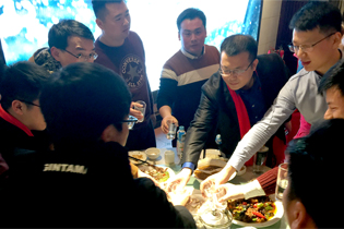 火爆網(wǎng)何總與火爆人舉杯同慶