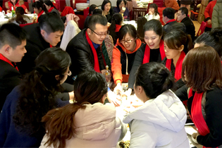 何總與農(nóng)化網(wǎng)家人共飲祝福酒！