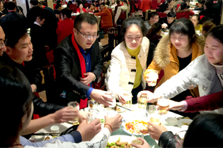 何總與食品網(wǎng)舉杯同�；鸨賱�(chuàng)輝煌！